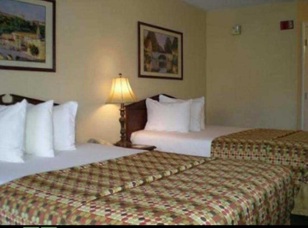 Baymont By Wyndham Greenwood Bagian luar foto