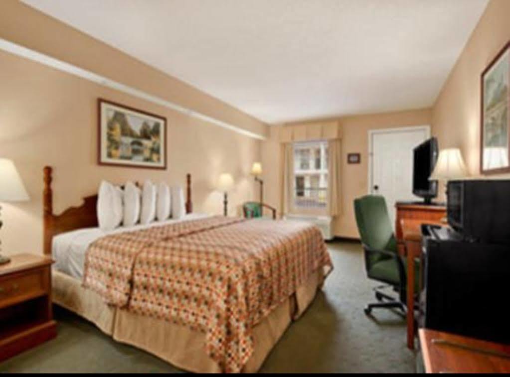 Baymont By Wyndham Greenwood Bagian luar foto