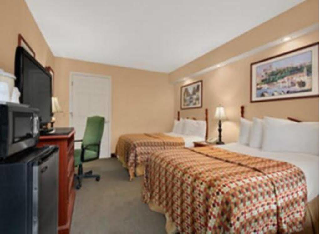 Baymont By Wyndham Greenwood Bagian luar foto