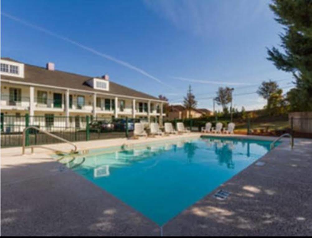 Baymont By Wyndham Greenwood Bagian luar foto