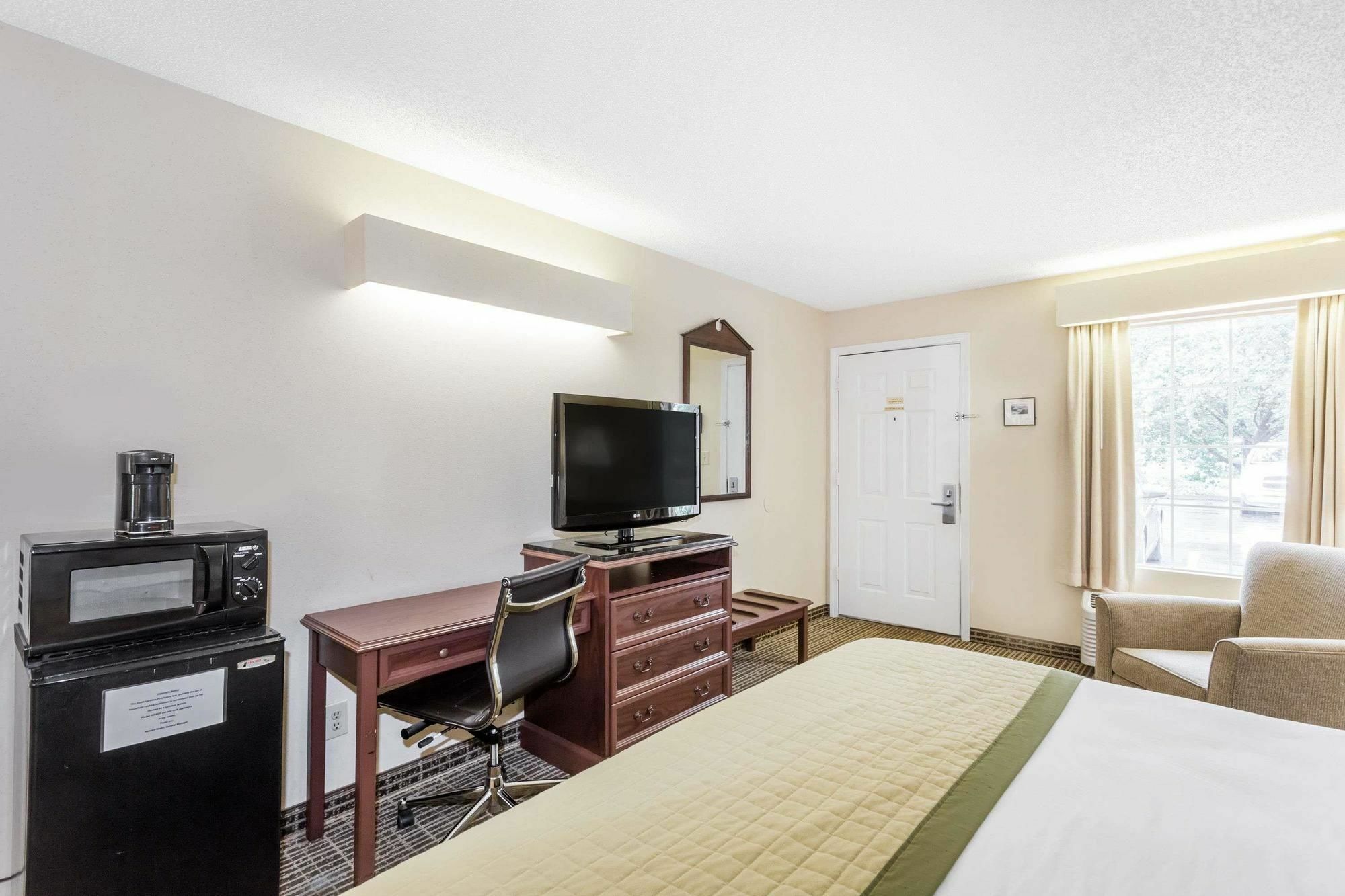 Baymont By Wyndham Greenwood Bagian luar foto